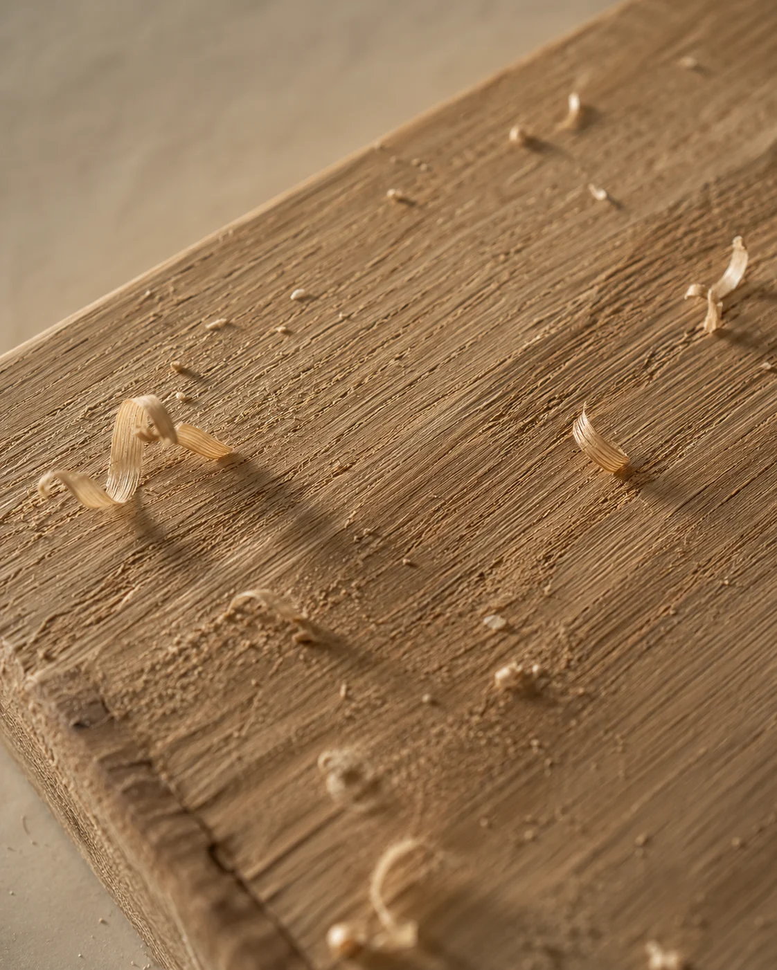 Detalle de tabla de roble recién cepillada con virutas