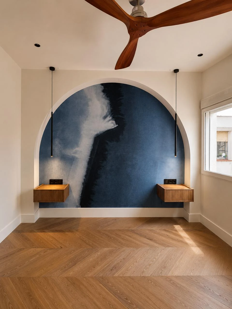 RFG63 — dormitorio con arco y mural azul