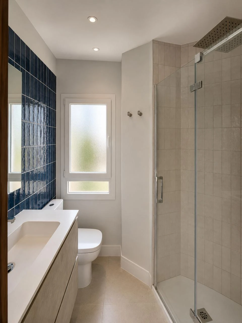 RFG63 — baño con azulejo azul y ducha