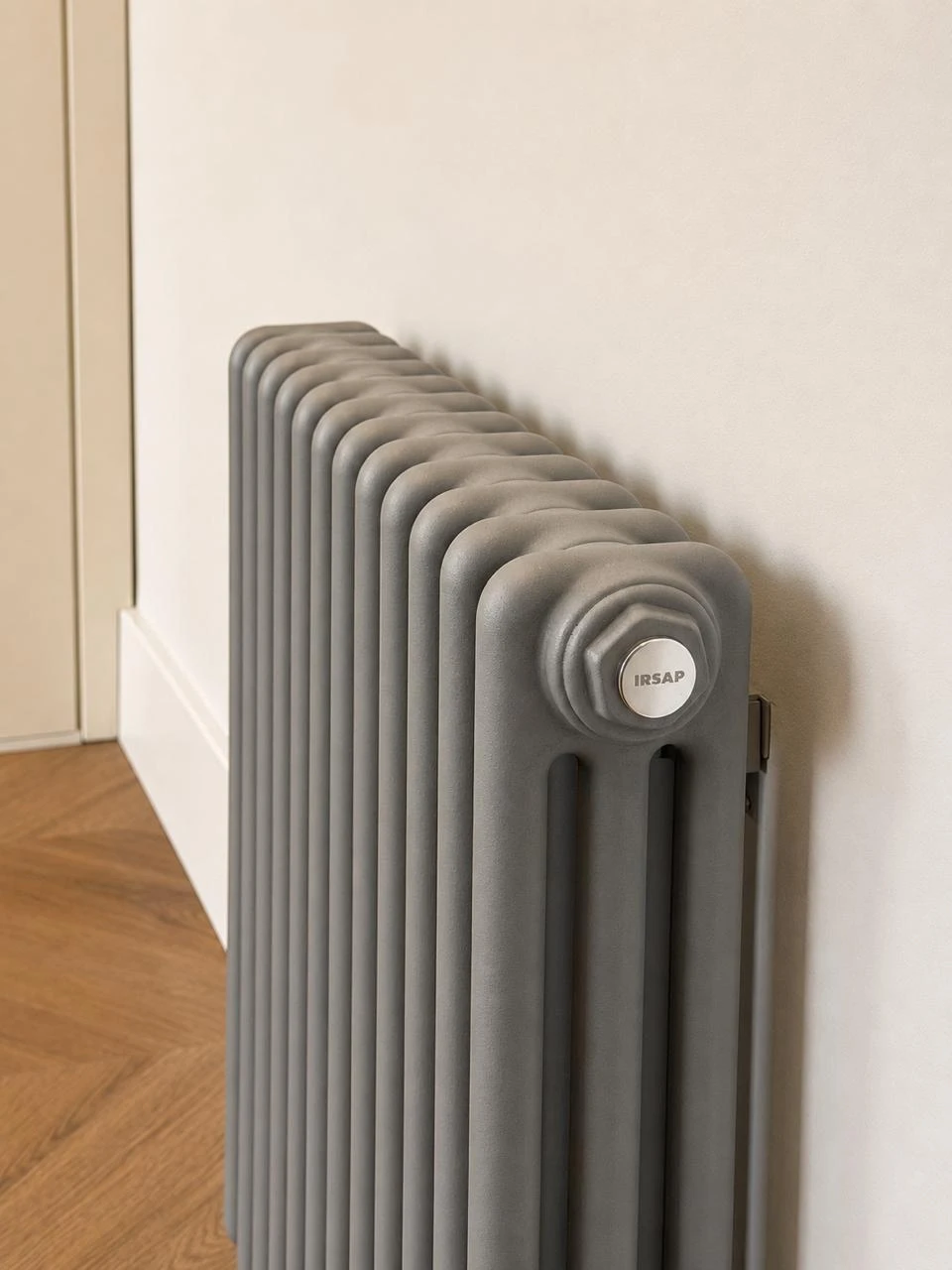 RFG63 — radiador de columnas gris