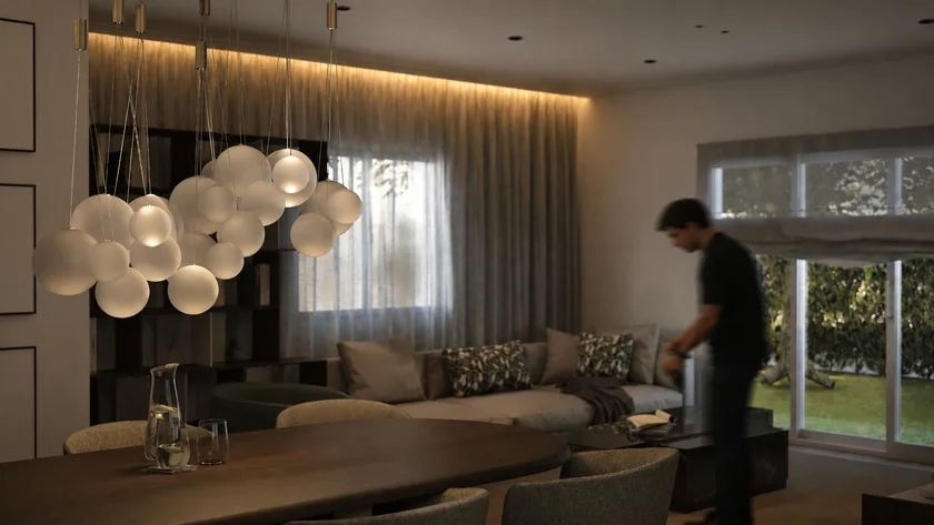 Racimo de esferas de vidrio soplado Random de LODES colgadas a alturas escalonadas sobre la mesa del comedor de BTV36, vivienda en la sierra de Madrid